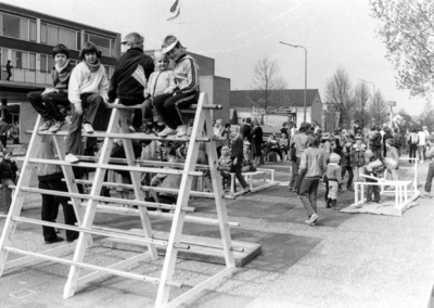 90791 Afbeelding van de kinderspelen bij het winkelcentrum Mereveld aan de Oranjelaan te De Meern (gemeente Vleuten-De ...