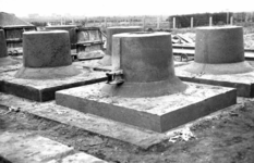 164314 Afbeelding van betonnen funderingsblokken ( puddingen ) voor bovenleidingsmasten, gefabriceerd op het ...