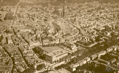 26353 Luchtfoto van het westelijk deel van de binnenstad van Utrecht, uit het noordwesten; op de voorgrond het ...