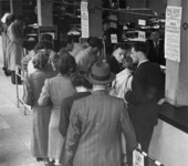 56984 Afbeelding van wachtenden bij het loket van het bureau bevolking in het Gemeentehuis (Ganzenmarkt 7) te Utrecht.