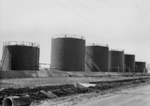 163810 Afbeelding van olietanks bij het overslagstation van de N.A.M. bij Schoonebeek.
