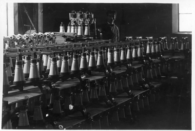 19885 Interieur van de fabriek van de N.V. Electro-apparatenfabrieken systeem Coq (Ridderschapstraat 6) te Utrecht met ...