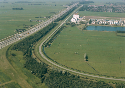 88866 Luchtfoto van de Rijksweg A12 en de C.H. Letschertweg te De Meern (gemeente Vleuten-De Meern) met rechts het ...