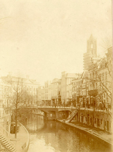 86793 Gezicht op de Oudegracht te Utrecht, vanaf de Bakkerbrug, met op de achtergrond de Bezembrug.