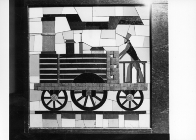 156037 Afbeelding van een gedeelte van het door Kees Wuisman ontworpen mozaïek in de loketbalie van N.S.-station Emmen ...
