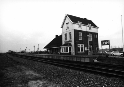 155882 Gezicht op de perronzijde van het N.S.-station Kropswolde te Kropswolde.
