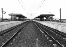 155058 Gezicht op de perrons van het N.S.-station Veenendaal West te Veenendaal.