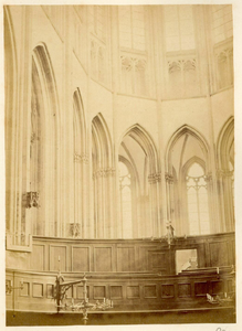 122312 Interieur van de Domkerk te Utrecht: het koor met enkele kerkbanken.