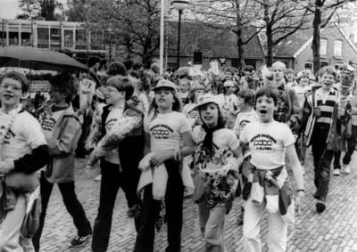 91189 Afbeelding van de intocht van de Avondvierdaagse 1983 in de Dorpsstraat te Vleuten (gemeente Vleuten-De ...