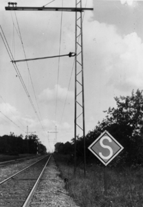 153927 Afbeelding van het waarschuwingsbord stopplaats op 450 meter van de N.S.