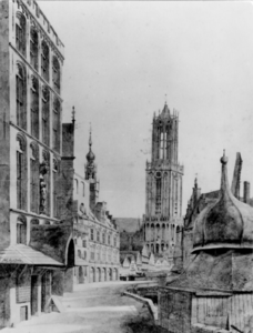 123902 Gezicht op de Stadhuisbrug te Utrecht met links het huis Keyserrijk, in het midden het stadhuis (Groot ...