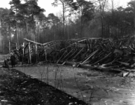 125258 Gezicht op de restanten van het door brand verwoeste kamphuis van de Stichting Recreatiecentrum het Grote Bos te ...