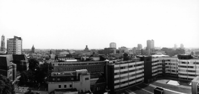84506 Panorama van Utrecht, gezien vanaf een steiger voor de St.-Augustinuskerk (Oudegracht 69), naar het zuiden. Links ...
