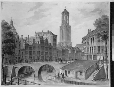 35748 Gezicht op de Oudegracht te Utrecht tussen de Jansbrug en de Stadhuisbrug vanaf de Jansbrug, uit het noorden, met ...