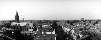 84502 Panorama van Utrecht vanaf een steiger voor de St.-Augustinuskerk (Oudegracht 69) naar het noorden; links de ...