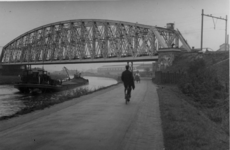 83985 Gezicht op de spoorbrug over het Merwedekanaal (Amsterdam-Rijnkanaal) te Utrecht; met op de voorgrond de ...