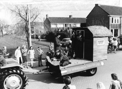 90968 Afbeelding van de optocht door de Van Woerdenstraat te Vleuten (gemeente Vleuten-De Meern) ter gelegenheid van de ...