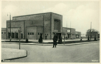 161876 Gezicht op het N.S.-station Naarden-Bussum te Bussum.