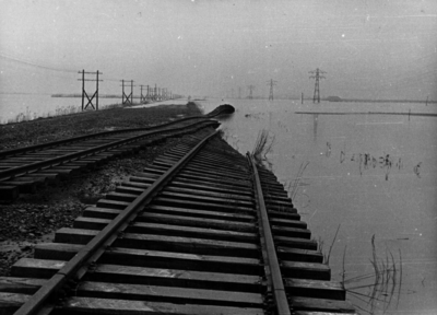 157051 Afbeelding van de weggespoelde spoorlijn door de Kruiningerpolder, na de watersnoodramp.