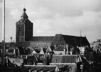 81811 Gezicht op de Buurkerk (Buurkerkhof) te Utrecht, uit het zuidoosten, vanaf het dak van de Electrische Drukkerij ...