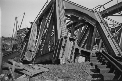 155356 Gezicht op de gebombardeerde spoorbrug over de Zuid Willemsvaart te Weert.