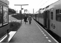 155053 Gezicht op het perron van het N.S.-station Rhenen te Rhenen met het electrische treinstel nr. 934 (mat. 1964, ...