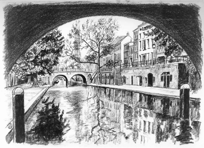 35893 Gezicht op de Oudegracht te Utrecht van onder de Geertebrug naar de Smeebrug, met de werven aan weerszijden en de ...
