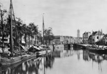 123910 Gezicht op de Stadsbuitengracht te Utrecht met links de Bemuurde Weerd O.Z. en op de achtergrond de Zandbrug ...