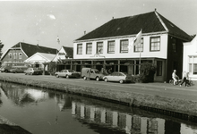 87963 Gezicht op het Amsterdamsch Koffiehuijs (Amsterdamsestraatweg 26) te Abcoude, uit het zuidwesdten; op de ...