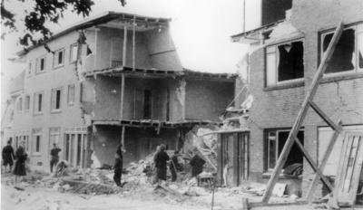 86602 Afbeelding van de ravage in de Van Hoornekade te Utrecht na het bombardement op 23 september 1944.Een gapend gat ...