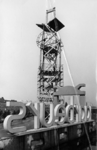 75830 Gezicht op de Expo-toren met carillon bij de Julianahal van de Jaarbeurs (Croeselaan) te Utrecht tijdens een ...