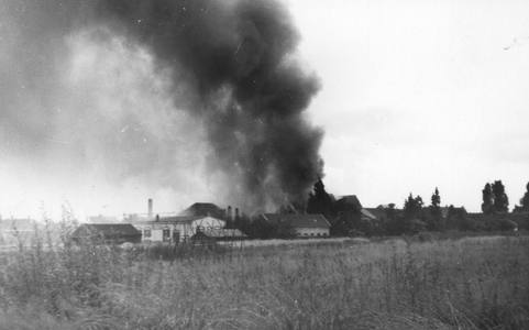 161789 Gezicht op de rookkolom van het in brand staande N.S.-station Oldenzaal te Oldenzaal.