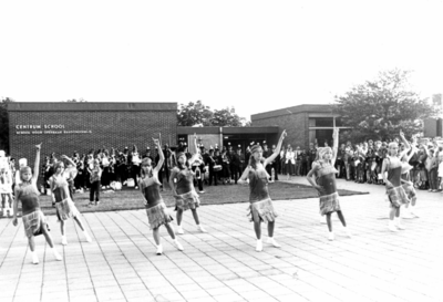 91160 Afbeelding van een demonstratie jazzgymnastiek door leden van de sportvereniging Oudenrijn op het schoolplein van ...