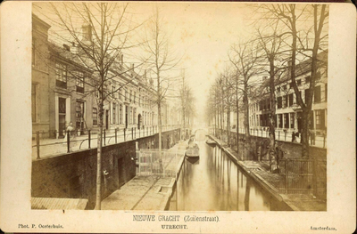 122348 Gezicht op de Nieuwegracht te Utrecht vanuit het zuiden vanaf de Quintijnsbrug.