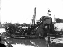 160685 Afbeelding van een baggerschuit bij de in herstelling zijnde spoorbrug over de IJssel bij Westervoort.