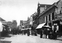 72875 Gezicht op de oostelijke zijde van het Vredenburg te Utrecht, tijdens een markt; rechts de ingang van Bioscoop ...