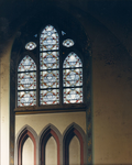 68162 Interieur van de St.-Martinuskerk (Oudegracht 401) te Utrecht: glas-in-loodraam (zonder voorstelling) in het ...