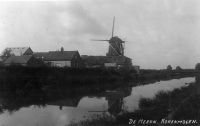 89362 Gezicht over de Leidsche Rijn en op de korenmolen aan de Rijksstraatweg te De Meern.N.B. De Meern is per 1 jan. ...