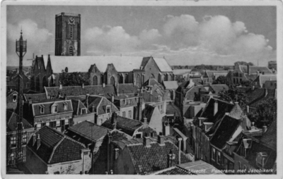 122862 Overzicht van een deel van Wijk C te Utrecht met op de achtergrond de Jacobikerk, uit het zuiden;