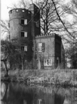 5873 Gezicht over de gracht op de toren met aanbouw van het kasteel Schonauwen te Houten.
