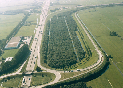 88868 Luchtfoto vanuit het noorden van het Verkeersplein Hooggelegen en de Rijksweg A2 te Utrecht met rechts de C.H. ...