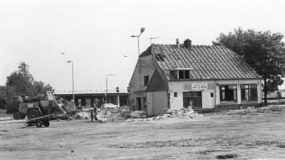 88959 Afbeelding van de sloop van wegrestaurant de Afrit (Meerndijk 59) te De Meern (gemeente Vleuten-De Meern) met op ...