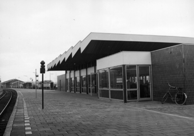153097 Gezicht op de perronzijde van het N.S.-station Gorinchem te Gorinchem.