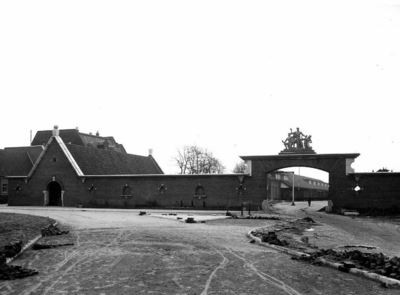 163815 Gezicht op de in aanbouw zijnde nieuwe vleugel van het N.S.-station Roosendaal te Roosendaal, met links de ...
