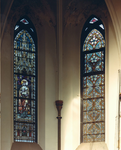67983 Interieur van de St.-Martinuskerk (Oudegracht 401) te Utrecht: twee glas-in-loodramen in de St. Jozefkapel, ...