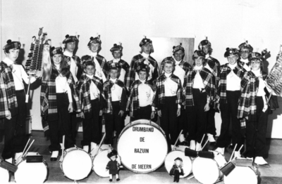 91719 Groepsportret van de leden van de drumband van de muziekvereniging De Bazuin in het Verenigingsgebouw (Zandweg ...