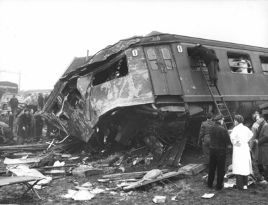 157525 Afbeelding van reddingswerkers op zoek naar slachtoffers in het bij de treinramp te Harmelen verongelukte ...