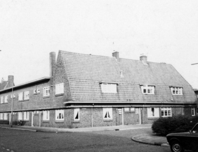 74923 Gezicht op de huizen Zijpestraat 25 (midden) -21 (rechts) te Utrecht. Links de hoek van de Noordzeestraat.