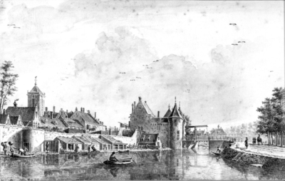 36754 Gezicht over de stadsbuitengracht te Utrecht op de stadswal met de Weerdpoort en -brug uit het noordoosten; links ...