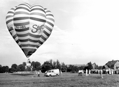 90808 Afbeelding van het oplaten van een hete luchtballon ter gelegenheid van de Oranjefeesten en de viering van het ...